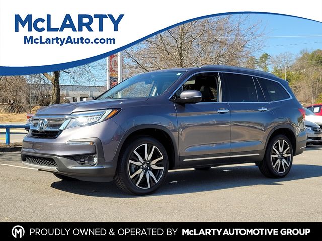 2022 Honda Pilot Touring FWD with Rear Captain's Chairs