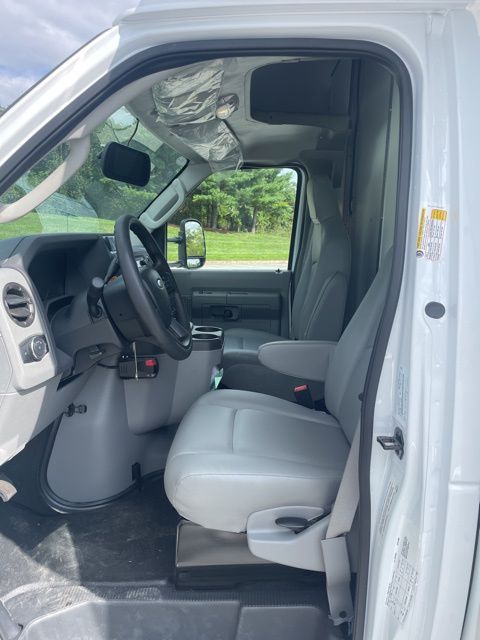 2025 Ford E-Series E-450 SD