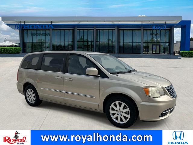 2013 Chrysler Town & Country Touring FWD