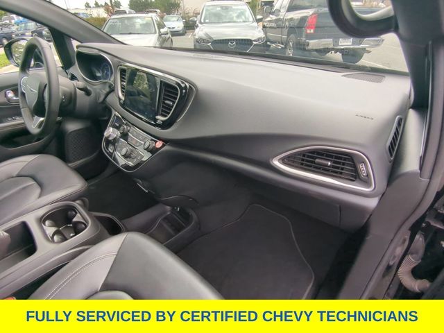 Used 2025 Chrysler Pacifica Van