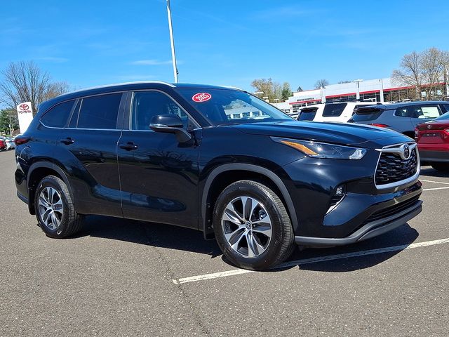 Midnight Black Metallic 2025 Toyota Highlander XLE AWD SUV / Crossover All-Wheel Drive 8-Speed Automatic