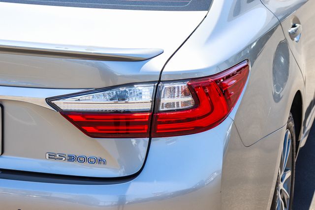 Used 2018 Silver Lexus 300h image 8