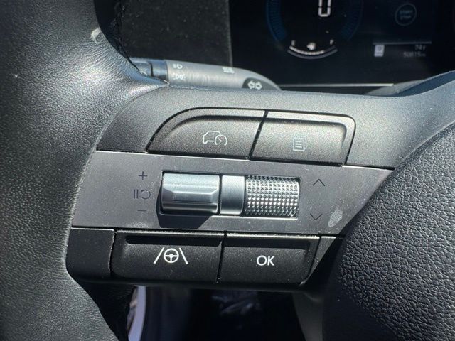 Used 2025 White Hyundai SEL image 19