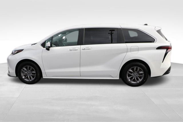 2023 Toyota Sienna LE 23