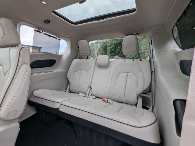2018 Granite Crystal Metallic Clearcoat Chrysler Pacifica Limited FWD Van