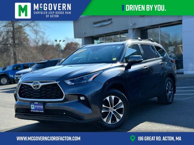 Magnetic Gray Metallic 2023 Toyota Highlander XLE AWD SUV / Crossover All-Wheel Drive 8-Speed Automatic