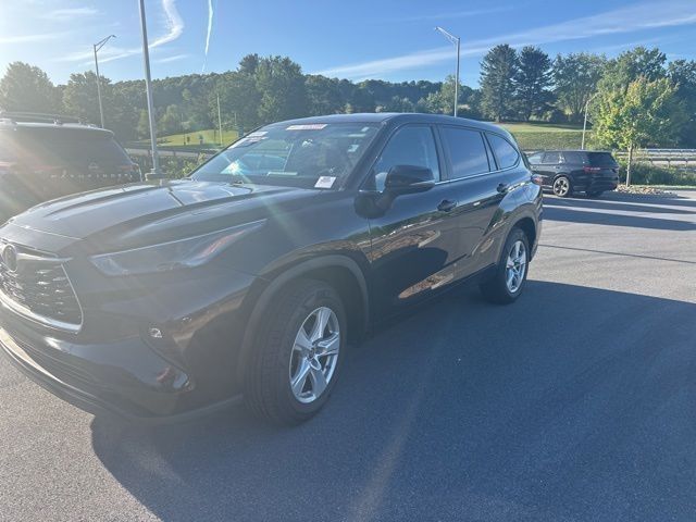 Midnight Black Metallic 2024 Toyota Highlander LE FWD SUV / Crossover Front-Wheel Drive 8-Speed Automatic