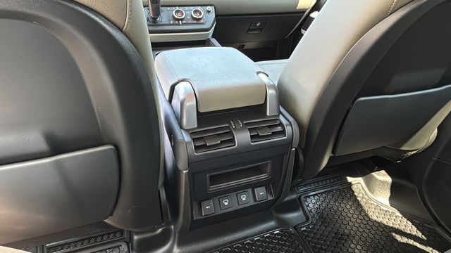 Used 2022  Land Rover SE image 21