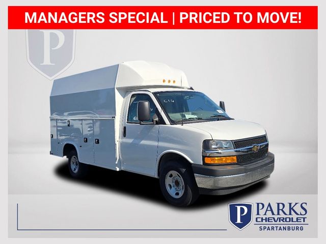 Summit White 2025 Chevrolet Express Chassis 3500 Cutaway 139 Van Rear-Wheel Drive 8-Speed Automatic