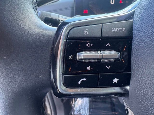 Used 2025  Kia LXS image 18