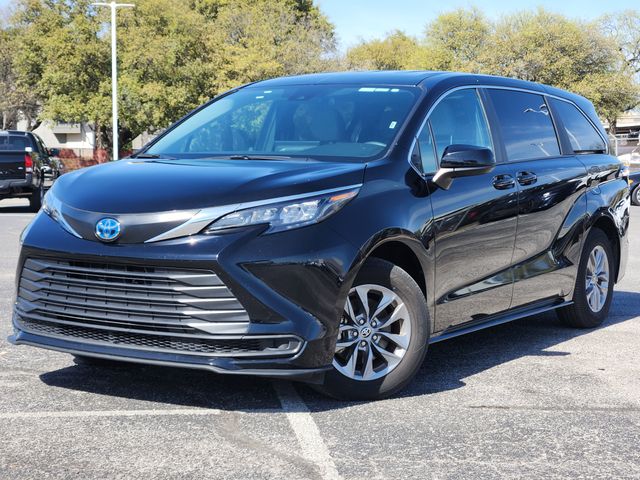 2025 Toyota Sienna LE 8-Passenger FWD