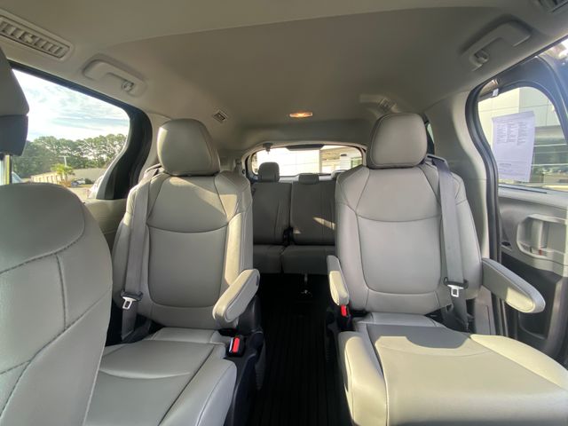 2022 Toyota Sienna XLE 36