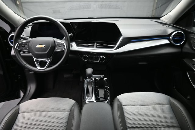 Used 2025 Chevrolet Trax SUV