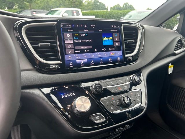 Used 2025 Chrysler Pacifica Van