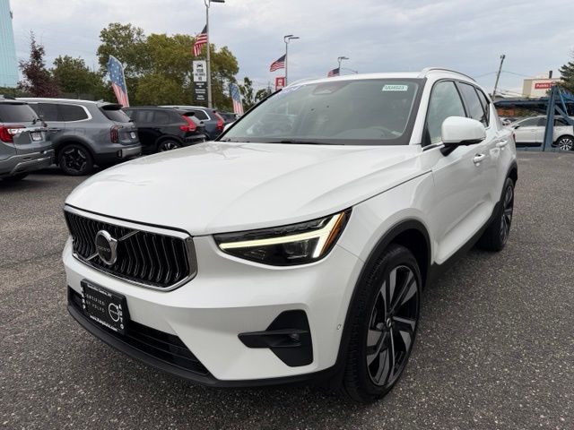 2024 Volvo XC40 B5 Plus Bright Theme AWD