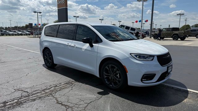 Bright White Clearcoat 2026 Chrysler Pacifica Select FWD Minivan Front-Wheel Drive 9-Speed Automatic