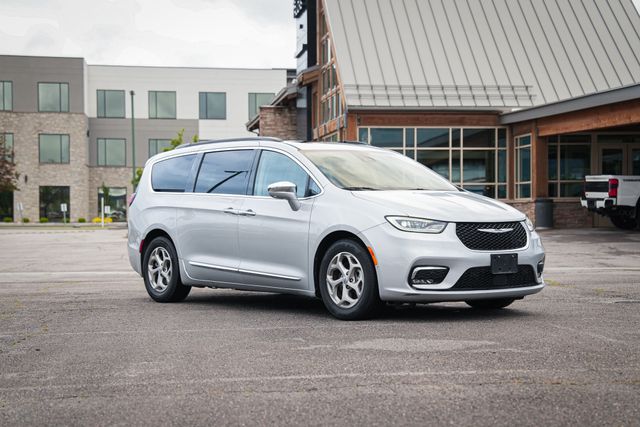 2022 Chrysler Pacifica Limited's photo