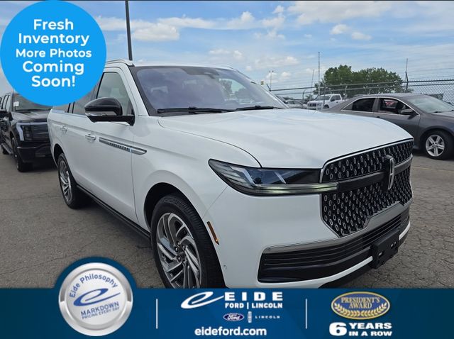 Pristine White Metallic Tri-Coat 2025 Lincoln Navigator SUV / Crossover Four-Wheel Drive Automatic