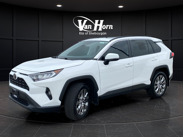 Used 2020 White Toyota XLE Premium image 3