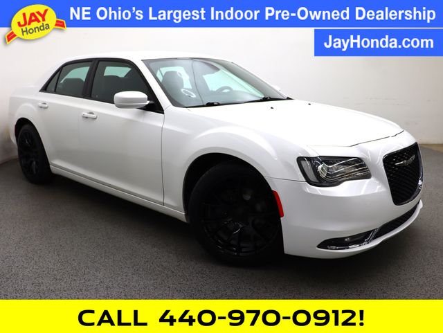 Bright White Clearcoat 2019 Chrysler 300 Sedan Rear-Wheel Drive 8-Speed Automatic