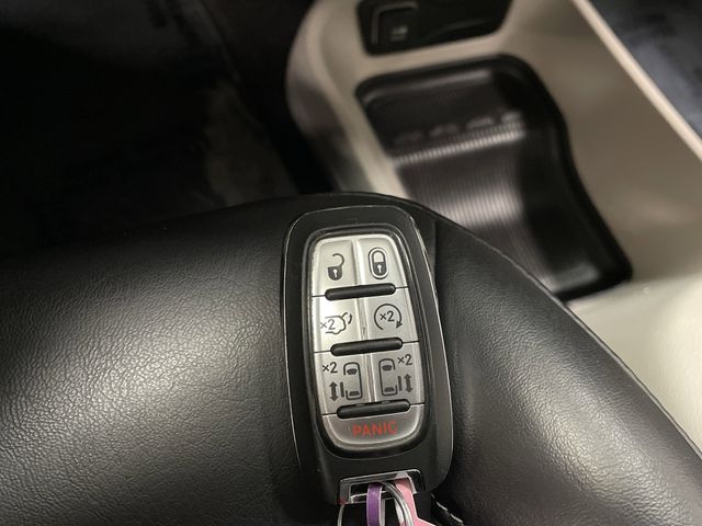 2023 Chrysler Pacifica Touring L photo