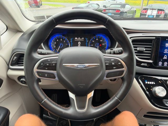 2017 Chrysler Pacifica Touring L - 10