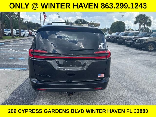 2023 Brilliant Black Crystal Pearlcoat Chrysler Pacifica Touring L FWD Van