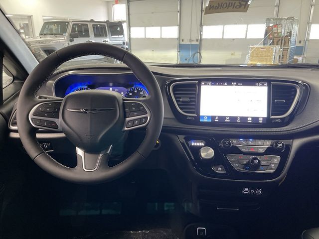 2025 Chrysler Pacifica Select photo