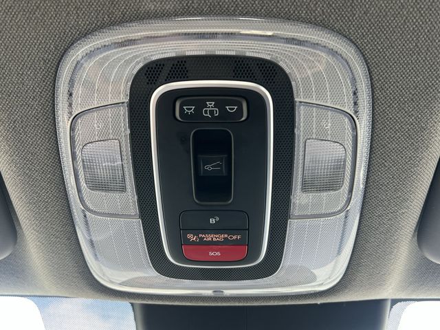 Used 2025 Silver Hyundai SEL Convenience image 32