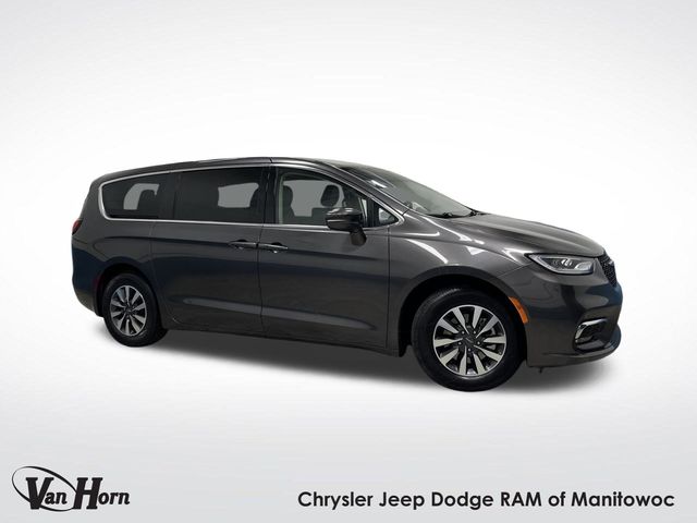 2022 Chrysler Pacifica Hybrid Touring L's photo