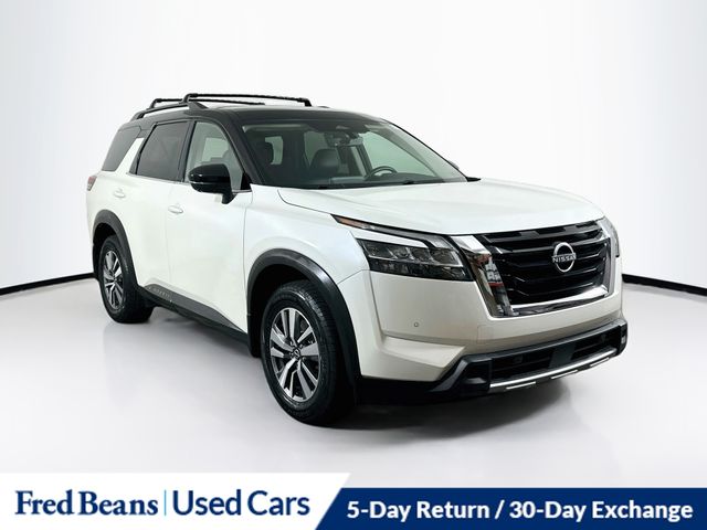 Pearl White Tricoat/Super Black 2024 Nissan Pathfinder SUV / Crossover All-Wheel Drive 9-Speed Automatic