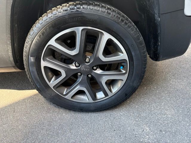 Used 2017 Silver Jeep Latitude image 10