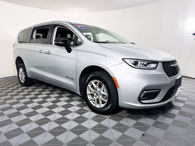 2024 Chrysler Pacifica Touring L's photo
