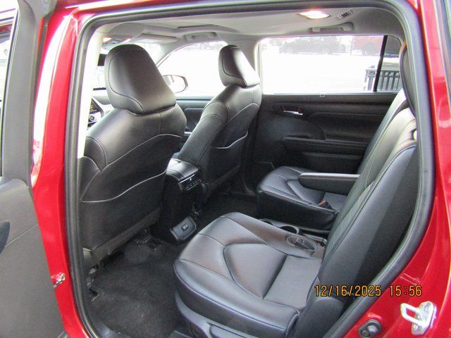 used 2023 Toyota Highlander car, priced at $34,999