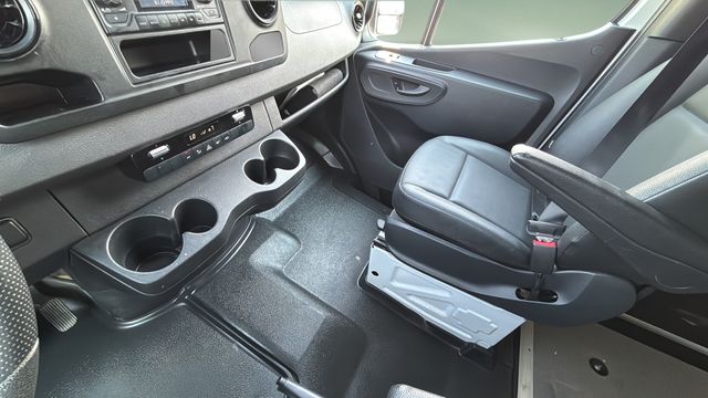 Used 2025  Mercedes-Benz Cargo 144 WB image 15