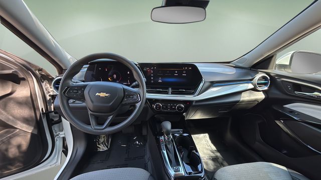Used 2025 White Chevrolet LT image 17