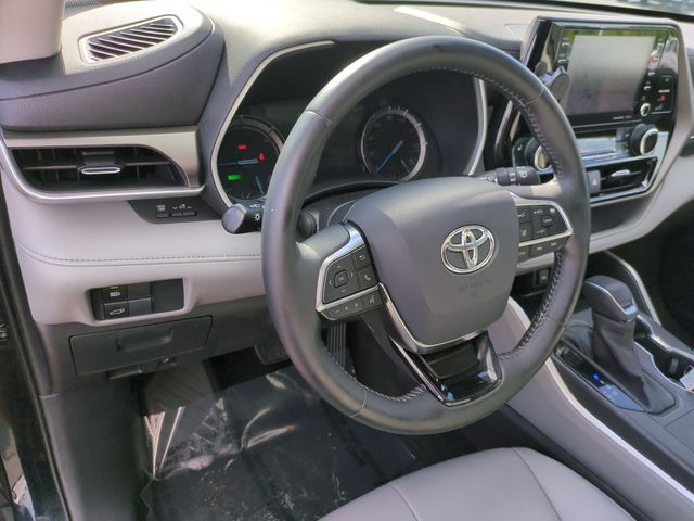 used 2020 Toyota Highlander Hybrid car, priced at $32,481