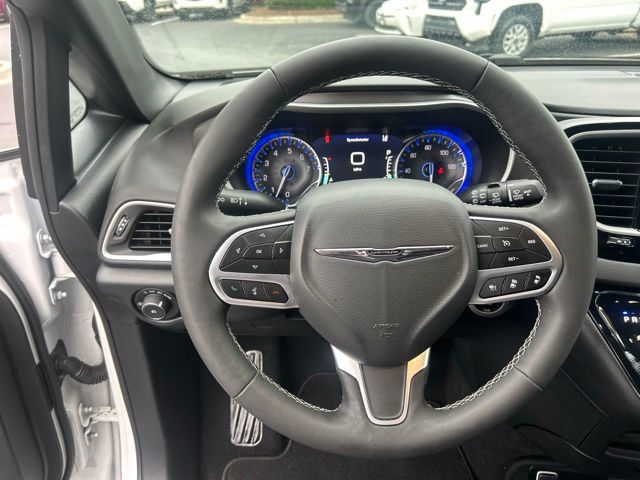 Used 2025 Chrysler Pacifica Van