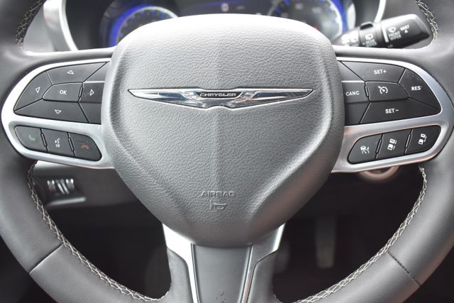 Used 2025 Chrysler Pacifica Van