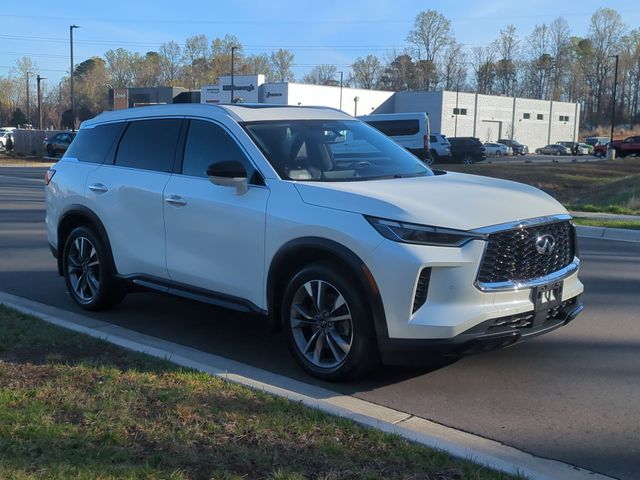 Used 2023 White INFINITI LUXE image 15