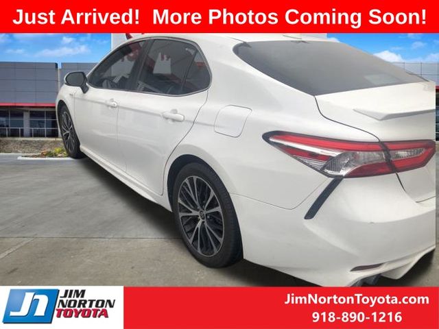 2020 Toyota Camry Hybrid SE 8