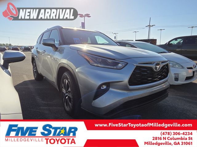 Celestial Silver Metallic 2021 Toyota Highlander XLE FWD SUV / Crossover Front-Wheel Drive 8-Speed Automatic