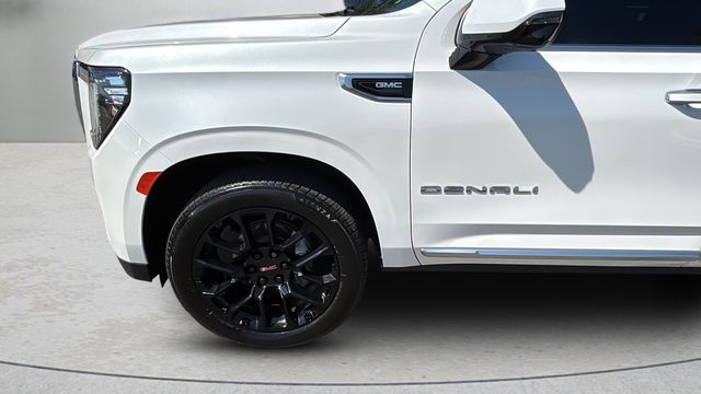 Used 2023 White GMC Denali image 39