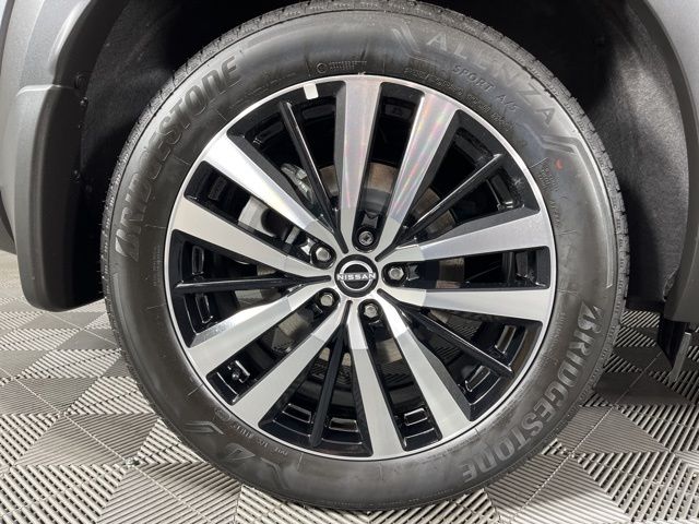 2025 Gun Metallic/Super Black Nissan Pathfinder Platinum FWD SUV