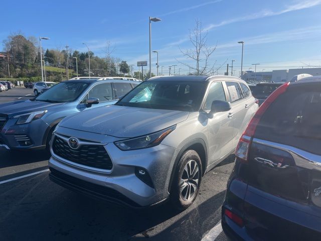 Celestial Silver Metallic 2024 Toyota Highlander LE FWD SUV / Crossover Front-Wheel Drive 8-Speed Automatic