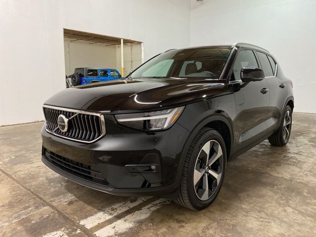 2025 Volvo XC40 B5 Plus Bright Theme AWD