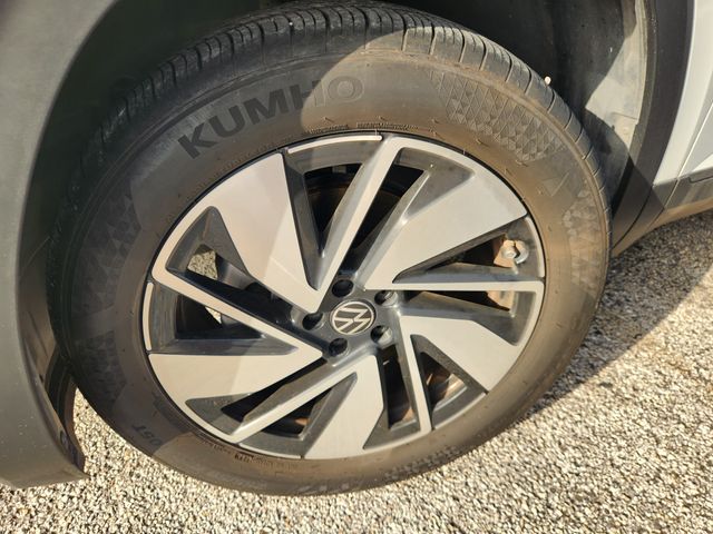 2024 Volkswagen Atlas 2.0T SE w/Technology White at DeMontrond Auto Country