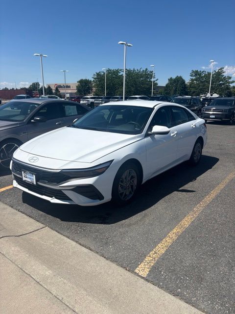 Serenity White 2025 Hyundai Elantra Hybrid Sedan Front-Wheel Drive 6-Speed Dual Clutch