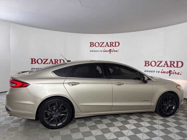 2018 White Gold Ford Fusion Hybrid SE FWD Sedan