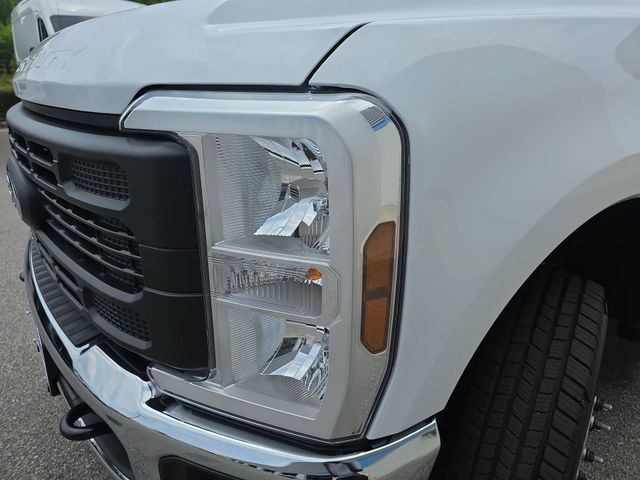 New 2026 Oxford White Ford F-350® XL image 30